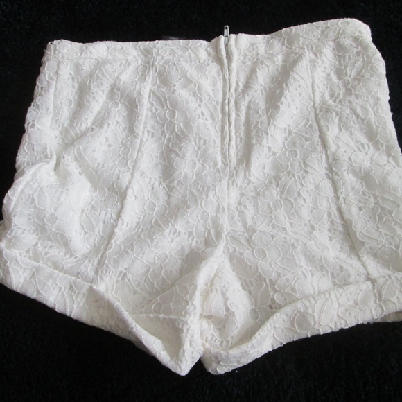 Kirra - White Floral Zip Up Shorts Size Small - Picture 4 of 5